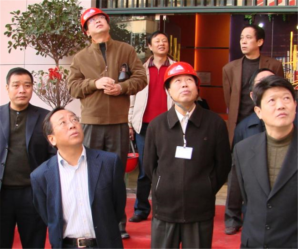 14时任湖北省建设厅厅长杨晓波参观星空娱乐雅荷大厦